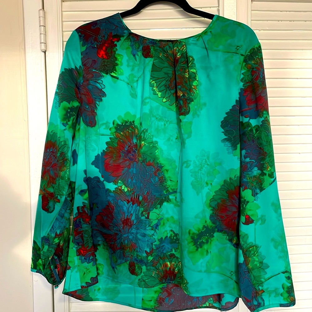 Pretty green floral pattern silky J. Crew Favtory blouse.